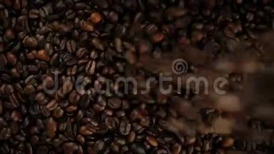 头顶特写镜头，咖啡豆缓缓转动